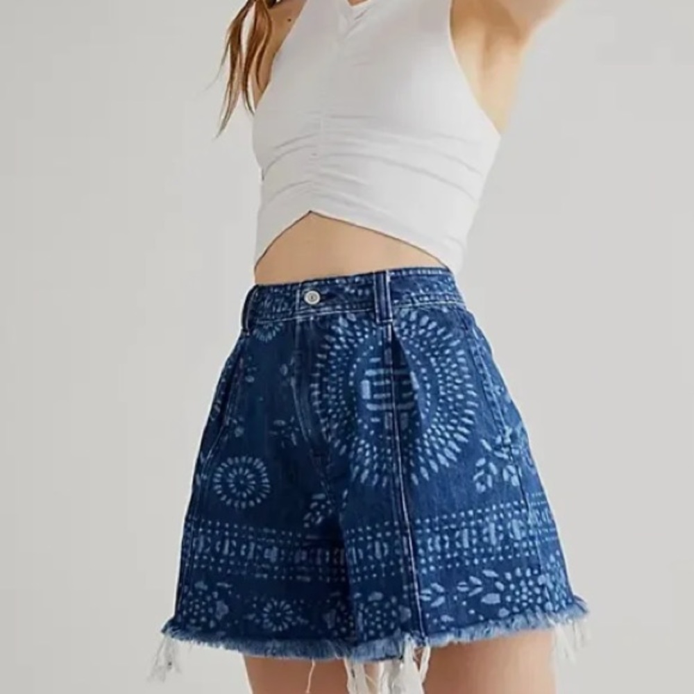 (A8) NEW Free People We The Free Amelie printed A-line shorts raw hem, Size 26